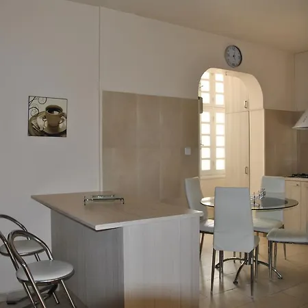 Les Palmiers City Center House
